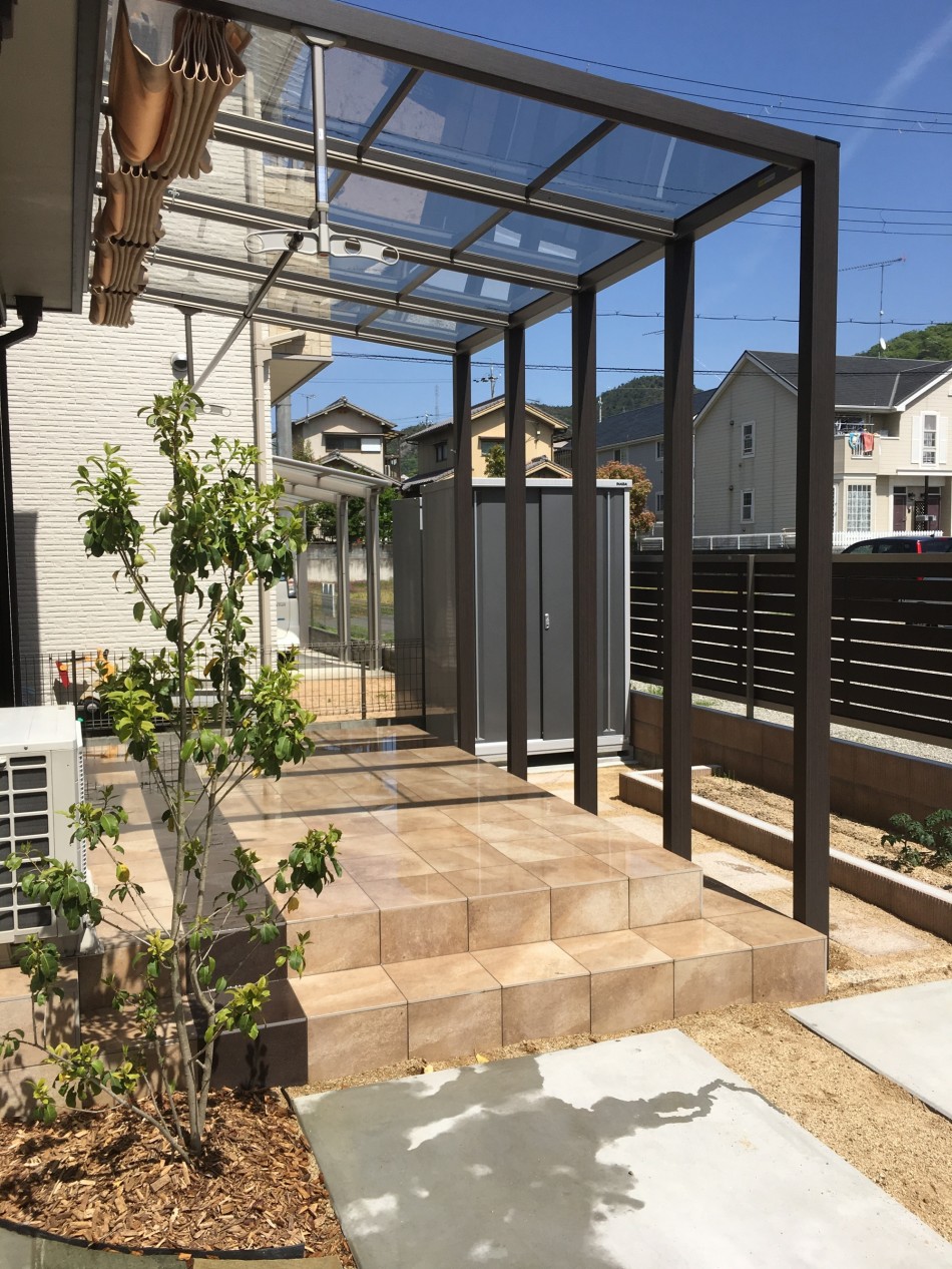 タイルデッキとオシャレなテラス屋根でくつろぎ空間 相生市 兵庫県 たつの市 ガーデン エクステリア ガーデンコーディネート